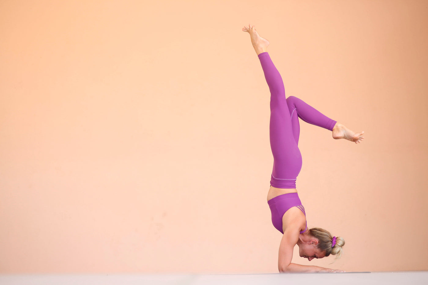 Eva Estlander in high waist yoga leggings in pink and yoga top pink