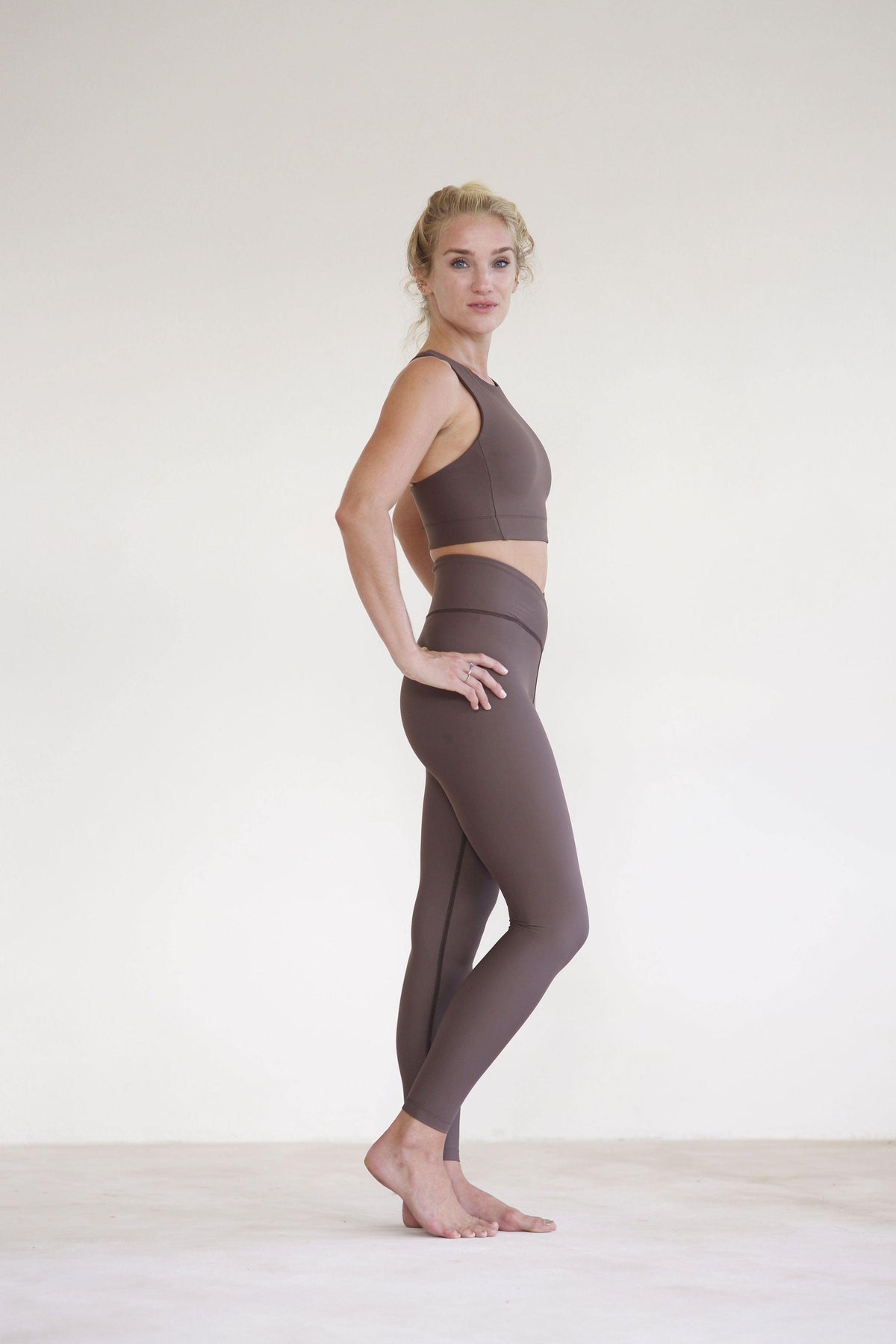 Cross waist yoga leggings  High-waisted light brown yoga pants – Moonah  Wear